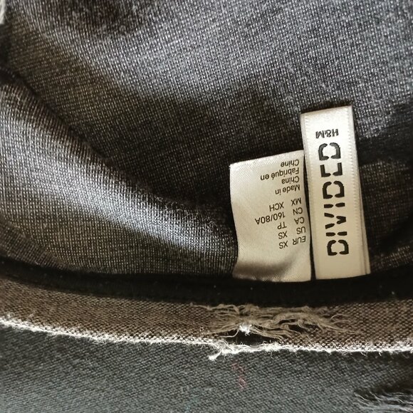 H&M Divided Distressed Top Sweater Women’s Size XS Gray Grunge Long Sleeve - Picture 6 of 7